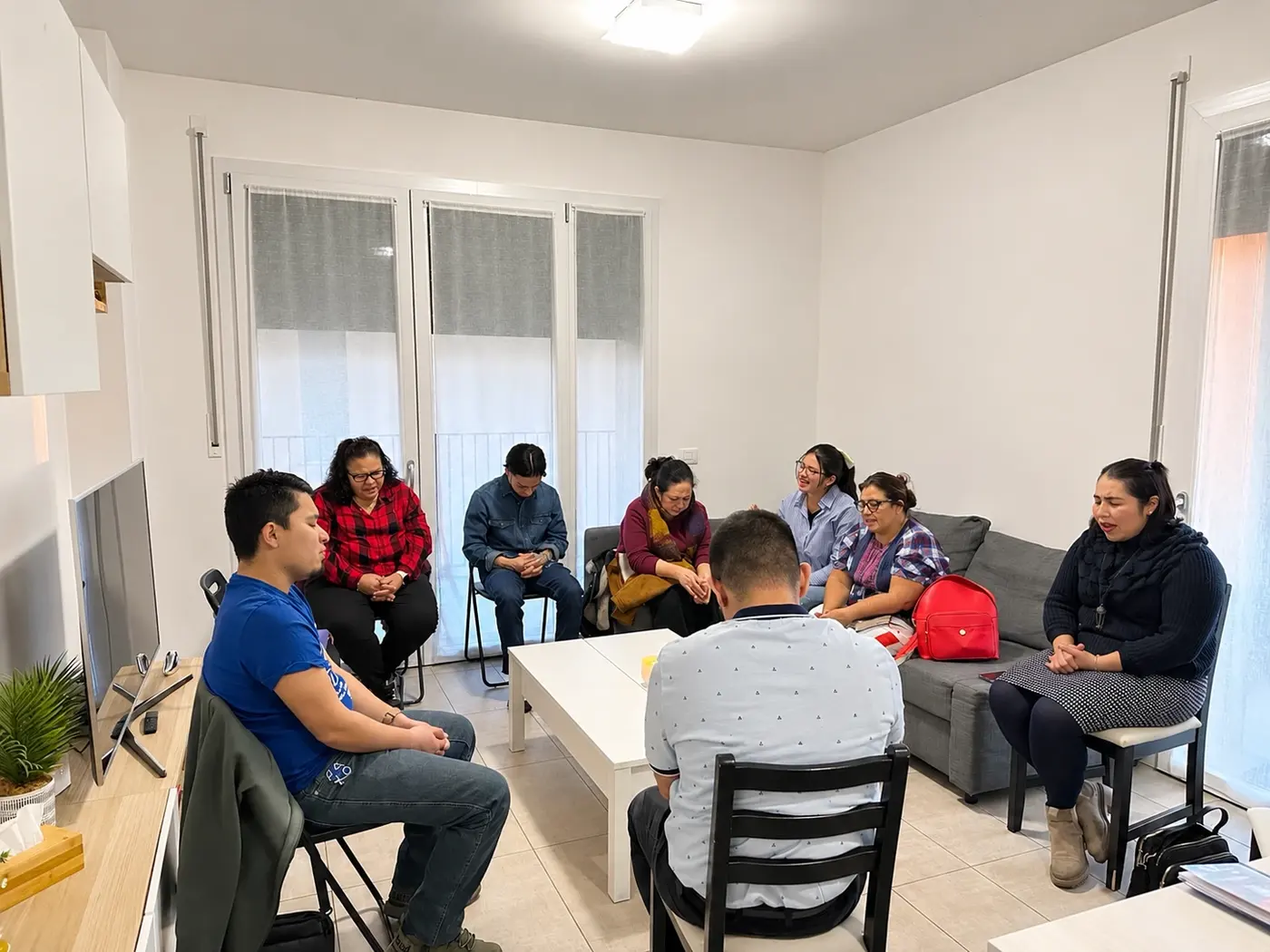 Un grupo que ora en una sala durante una célula
