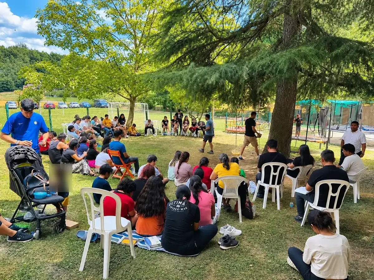 Encuentro al aire libre de la comunidad en un parque