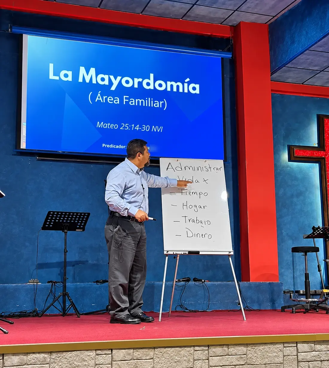 Un maestro con la pizarra durante una clase bíblica