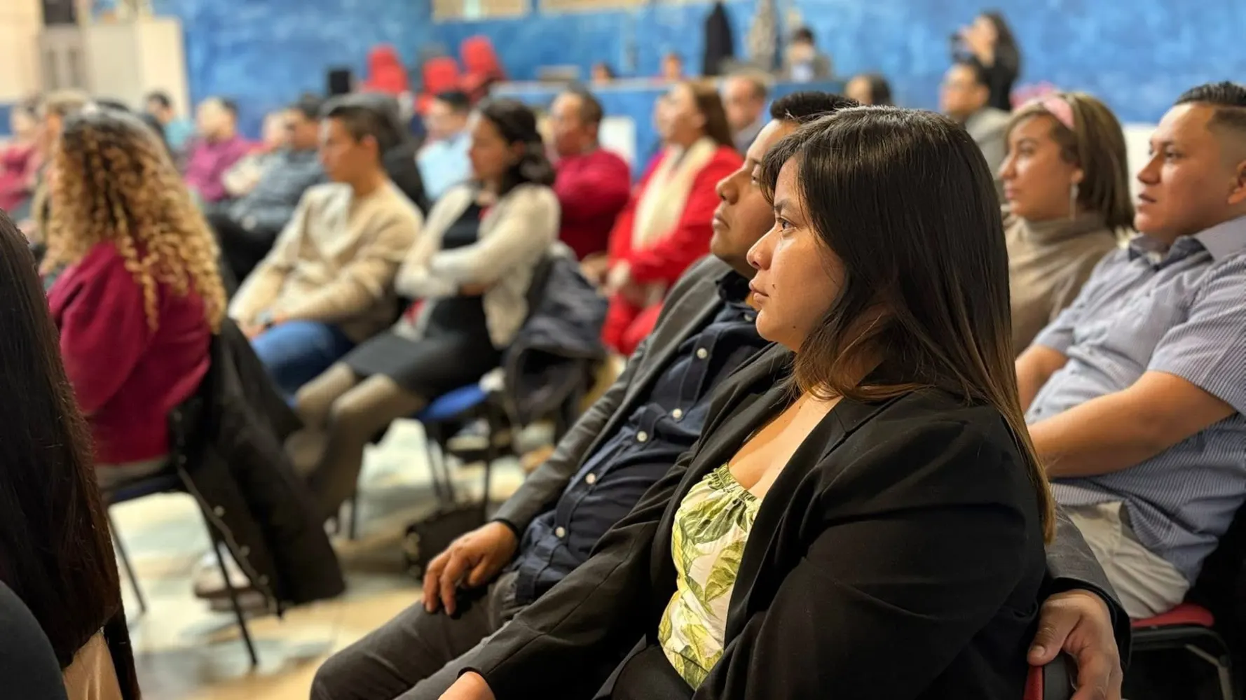 Personas escuchando durante un encuentro