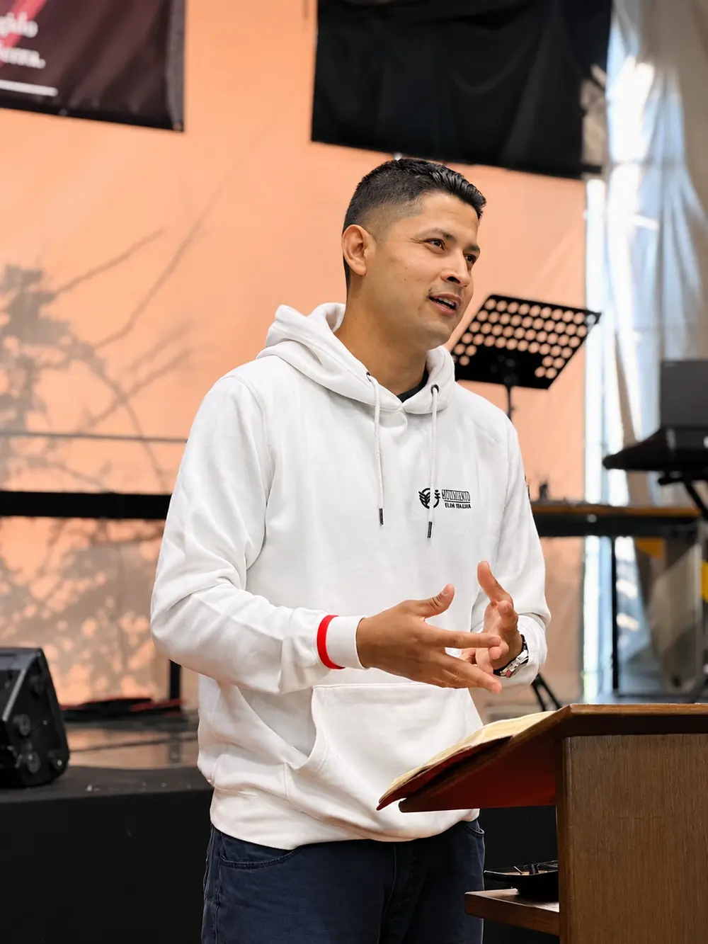 Un predicador con la Biblia en el atril