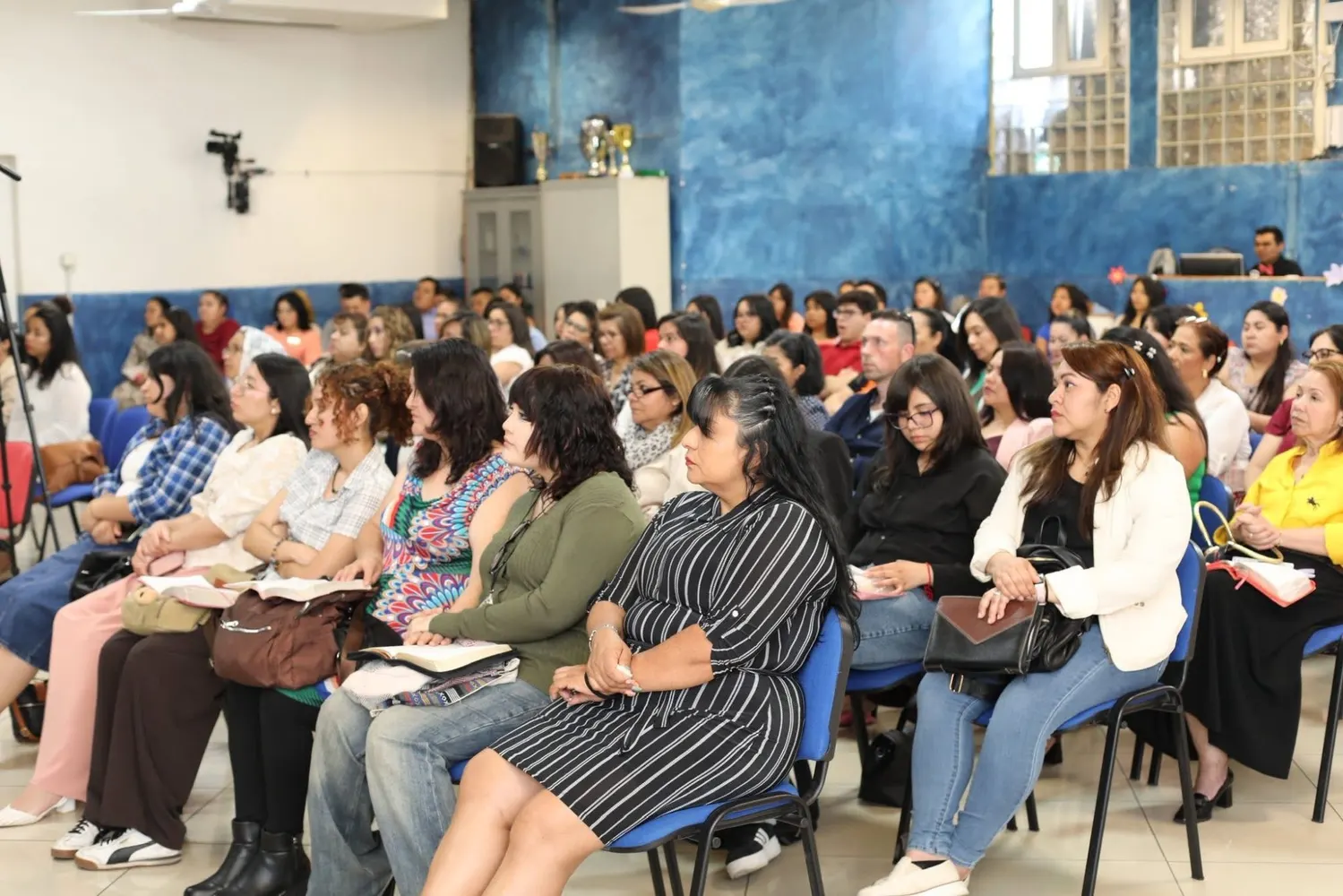 Mujeres sentadas en la sala durante un encuentro